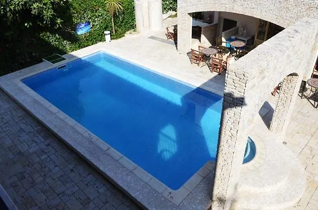 Daire Dimitriadis Fresh Edem *